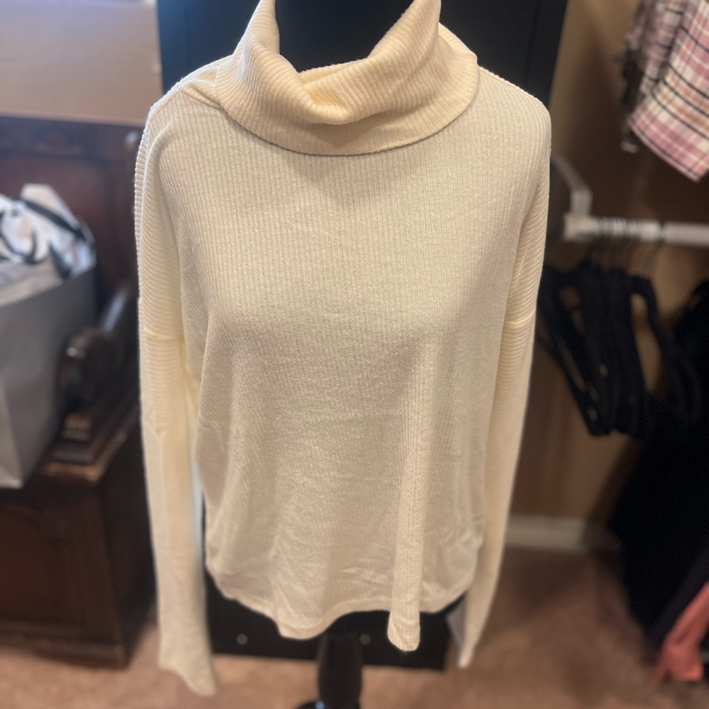 Bobeau NEW WITH TAGS Ivory Lightweight Ribbed Turtleneck long sleeve size small